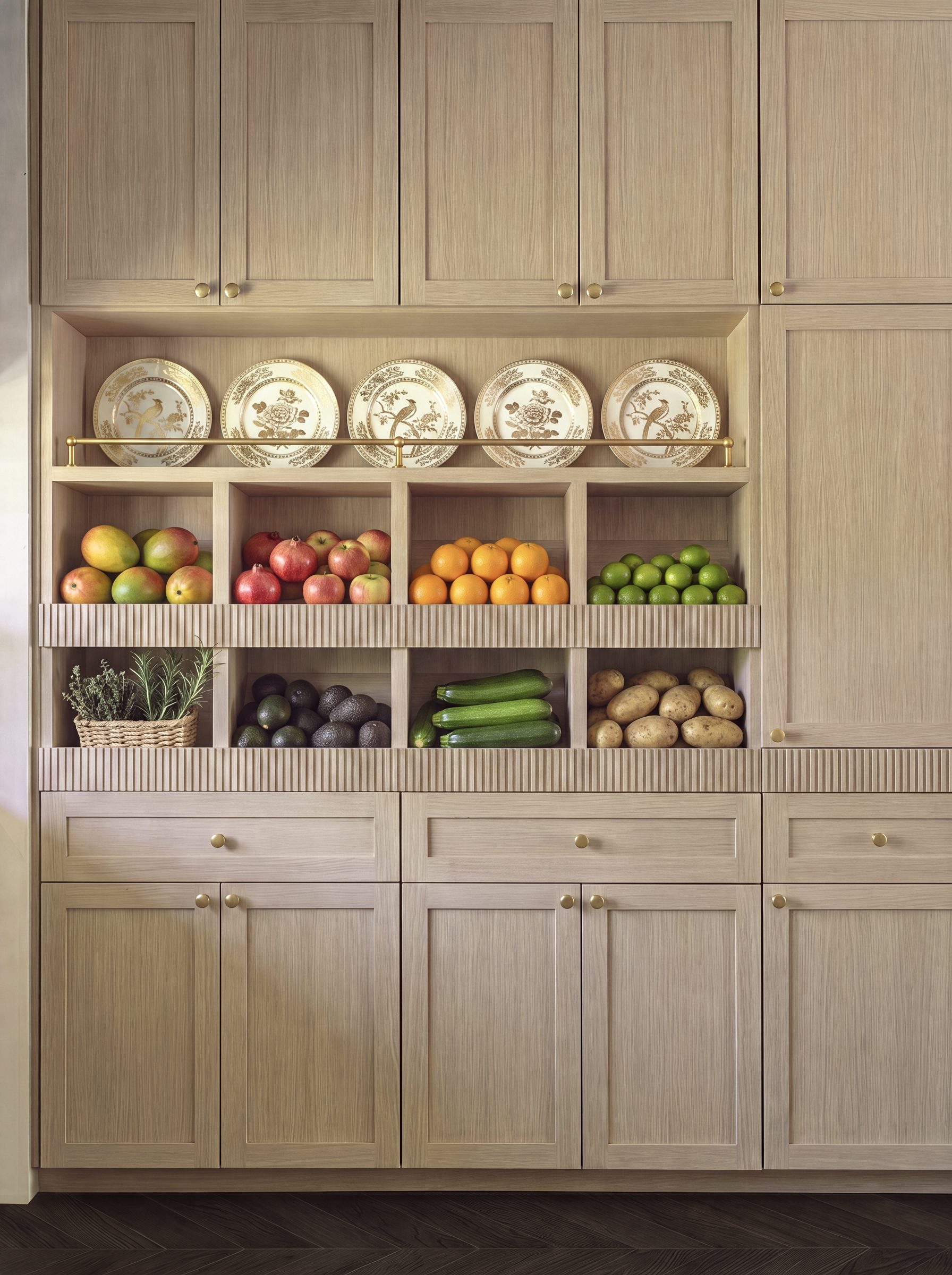 Light veneer larder wall with tall housings and integrated lighting